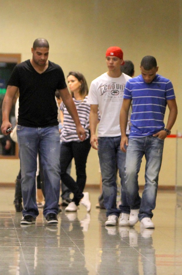 Adriano passeia com amigos em shopping da Barra (Foto: Marcello Sá Barreto / Foto Rio News)