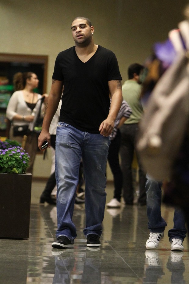 Adriano passeia com amigos em shopping da Barra (Foto: Marcello Sá Barreto / Foto Rio News)