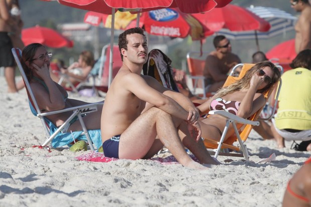 Rodrigo Andrade e namorada na praia da Barra (Foto: Delson Silva / AgNews)