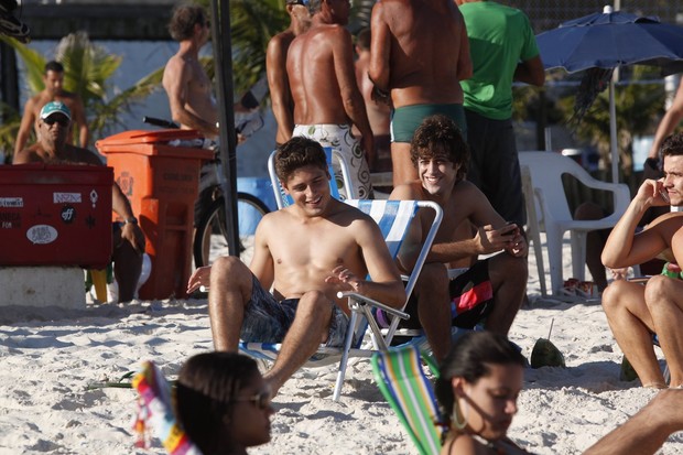 Daniel Rocha e Ronny Kriwat na praia (Foto: Marcos Ferreira / Foto Rio News)