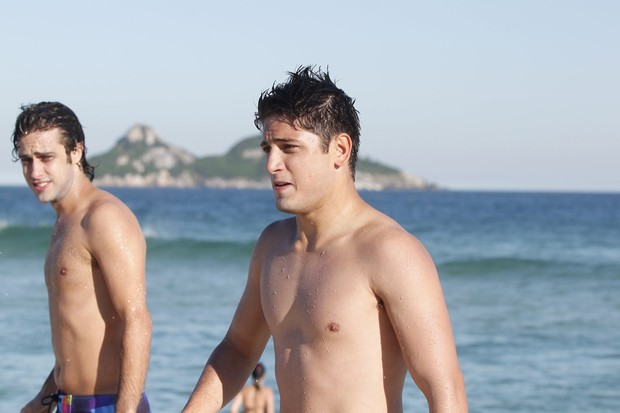 Daniel Rocha e Ronny Kriwat na praia (Foto: Marcos Ferreira / Foto Rio News)