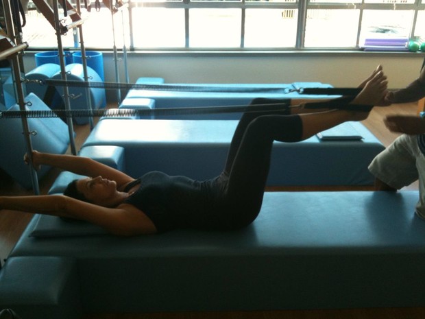 Luiza Brunet fazendo pilates (Foto: Reprodução/ Twitter)