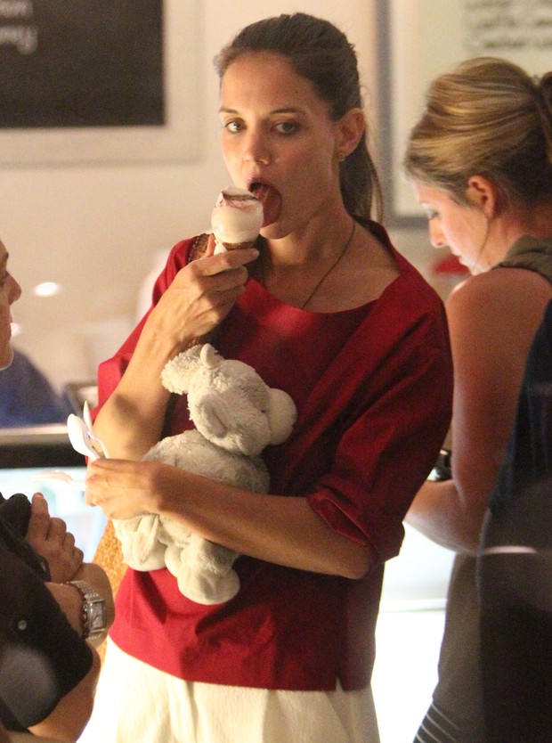 Katie Holmes em sorveteria em Nova York, nos Estados Unidos (Foto: X17/ Agência)
