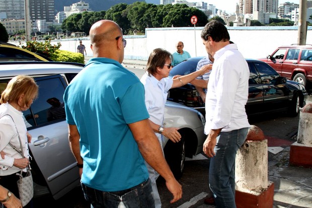Roberto Carlos no velório de Ivone Kassu (Foto: Henrique Oliveira / FotoRioNews)