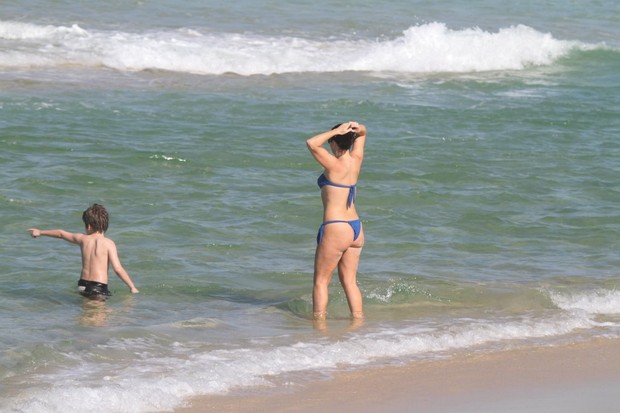 Giovanna Antonelli na praia no Rio (Foto: Delson Silva/AgNews)