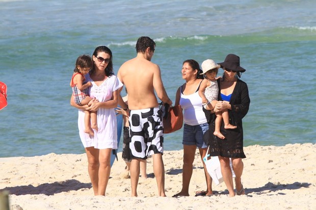 Giovanna Antonelli na praia com a família (Foto: Delson Silva/Ag. News)