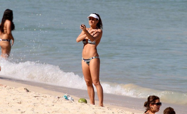 Cynthia Howlett na praia no Rio (Foto: André Freitas/AgNews)
