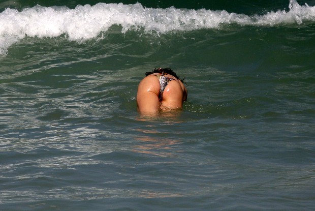 Letícia Spiller na praia  (Foto: Marcos Ferreira / PhotoRioNews)