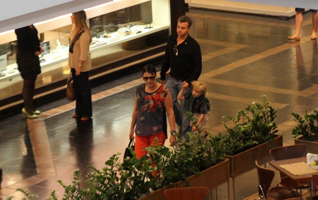 Luciano Huck passeia com o filho Benício em shopping do Ri (Foto: o)