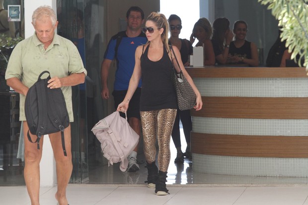 Danielle Winits saindo da academia (Foto: Clayton Militão / Foto Rio News)