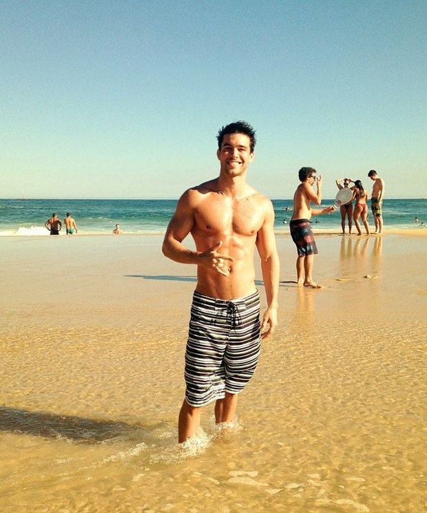 Bernardo Velasco na praia (Foto: Twitter / Reprodução)