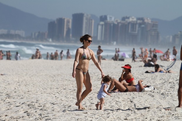 Leticia Spiller na praia no Rio (Foto: Dilson Silva/AgNews)