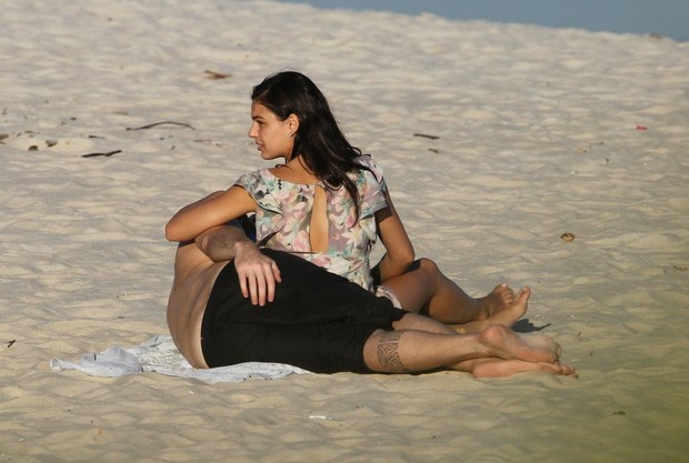 Isis Valverde na praia com o namorado (Foto: Gabriel Reis / AgNews)