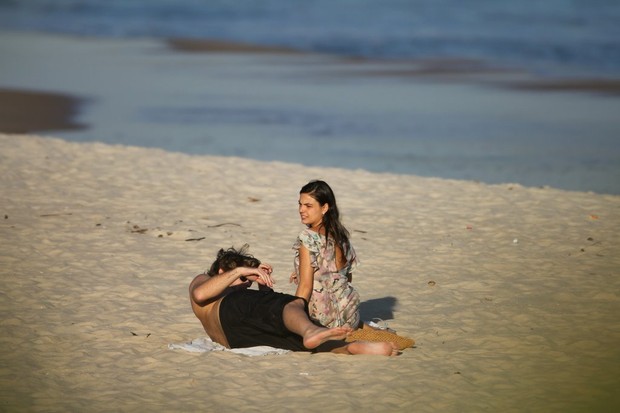Isis Valverde na praia com o namorado (Foto: Gabriel Reis / AgNews)