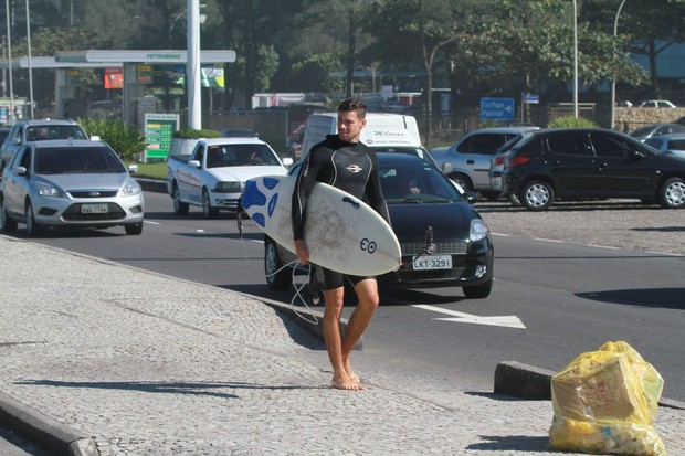 Cauã Reymond surfando no Rio (Foto: Delson Silva/AgNews)