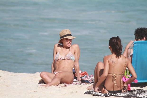 Carolina Dieckmann e Bruno De Luca na praia da Barra (Foto: Delson Silva / Ag News)