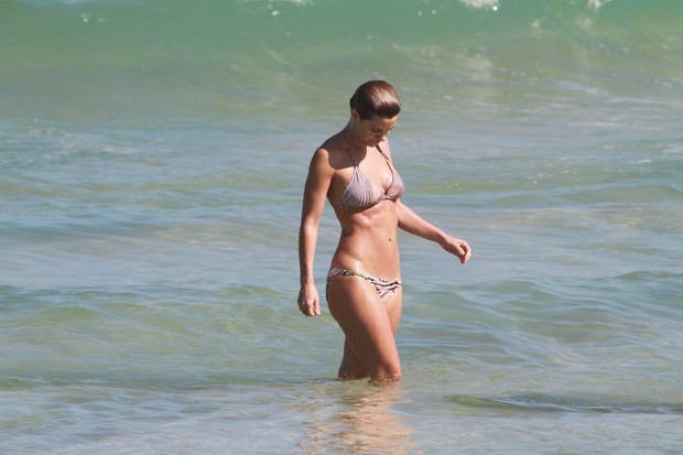 Carolina Dieckmann na praia da Barra (Foto: Delson Silva / Ag News)