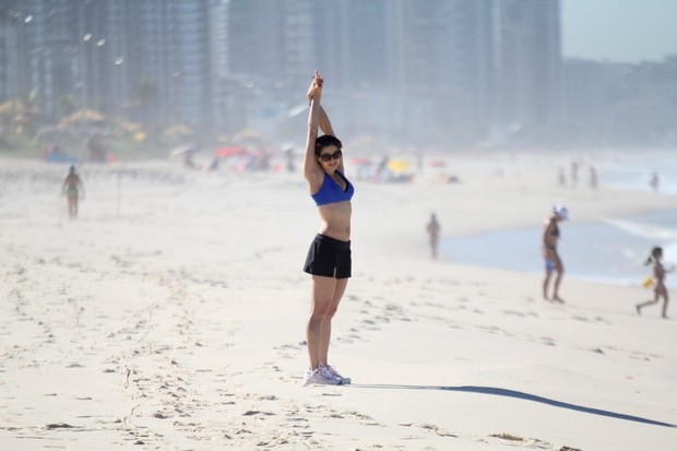 Bianca Rinaldi na praia no Rio (Foto: Rodrigo dos Anjos/AgNews)