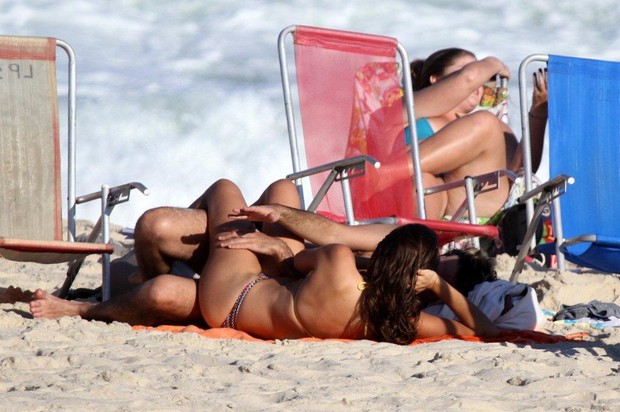 Bruno Mazzeo namora na praia (Foto: André Freitas / AgNews)