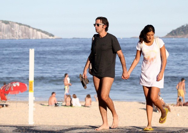 Bruno Mazzeo namora na praia (Foto: Andre Freitas  / Agnews)