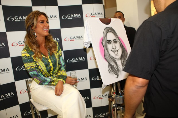 Giovanna Ewbank posa para caricatura em evento em São Paulo (Foto: Iwi Onodera / EGO)