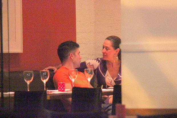 Claudia Raia com Jarbas Homem de Mello jantam em restaurante no Rio (Foto: Fausto Candelária/ Ag. News)