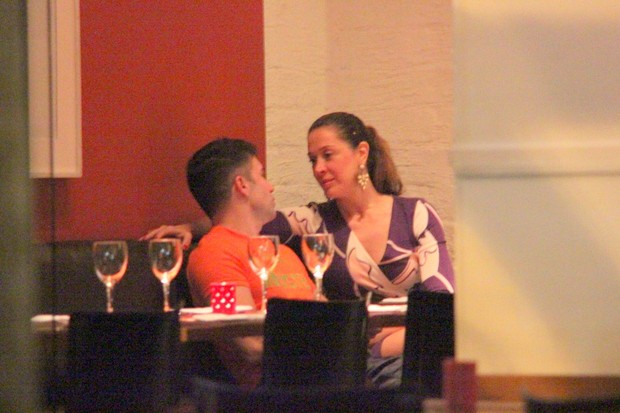 Claudia Raia com Jarbas Homem de Mello jantam em restaurante no Rio (Foto: Fausto Candelária/ Ag. News)