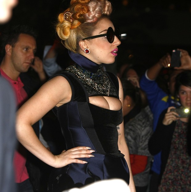 Lady Gaga atende fãs em Perth, na Austrália (Foto: Grosby Group/ Agência)