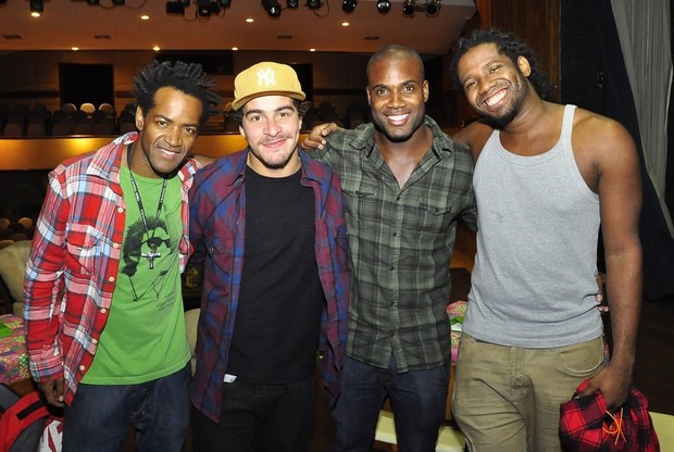Rafael Zulu posa com integrantes do Trio Ternura em bastidores de show no Rio (Foto: Roberto Teixeira,/ Divulgação)
