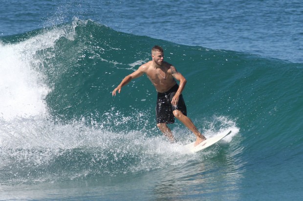Rodrigo Hilbert surfa na praia da Macumba (Foto: AgNews/Dilson Silva)