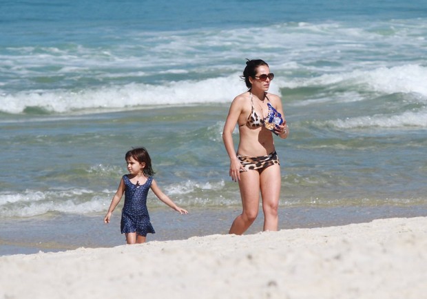 Cássia Linhares com Família na praia (Foto: Delson Silva / AgNews)
