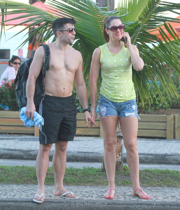 Claudia Raia e Namorado saindo da praia  (Foto: Fabio Martins / AgNews)