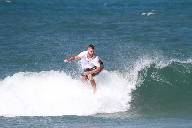 Rodrigo Hilbert surfa na Praia de Grumari (Foto: AgNews/Dilson Silva)