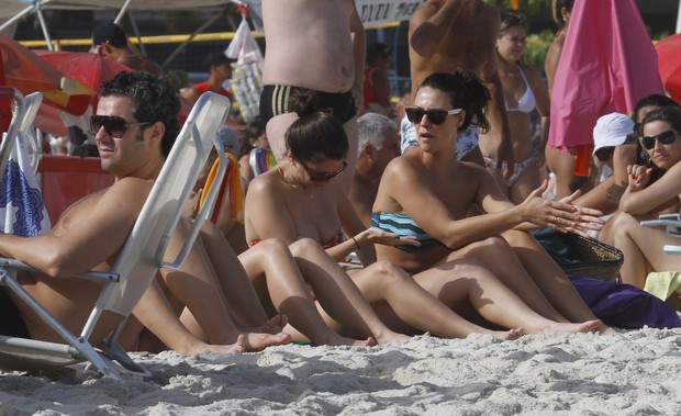 Camila Rodrigues curte praia na Barra da Tijuca RJ (Foto: Jeferson Ribeiro/AgNews)