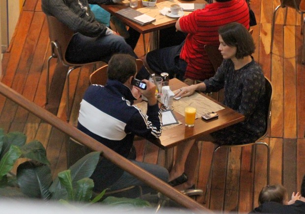 Deborah Secco e Roger almoçam no Rio (Foto: Daniel Delmiro/ AGNews)