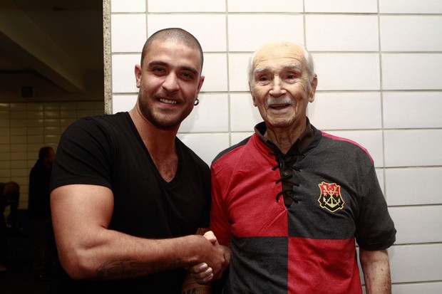 Diogo Nogueira e Fernandinho, ex-goleiro do Flamengo (Foto: Globo Rio)