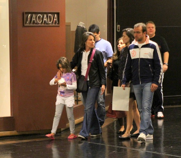 Roger passeia com Deborah e filhinha (Foto: Daniel Delmiro/ AGNews)