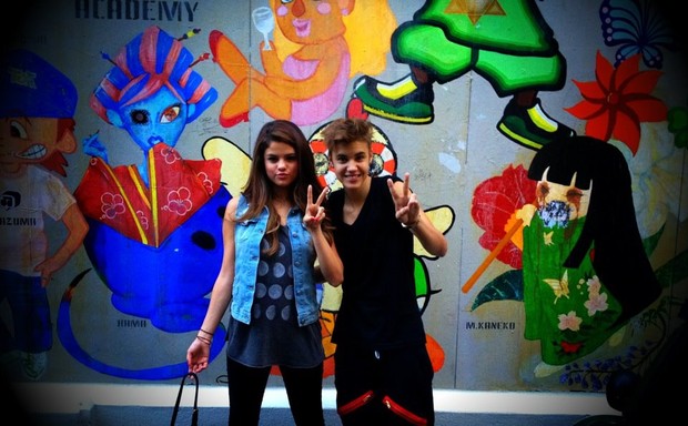 Selena Gomez e Justin Bieber em Tóquio (Foto: Reprodução/Facebook)