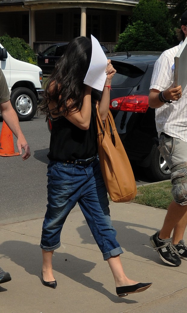 Demi Moore esconde o rosto em set de filmagem (Foto: Agência/Brainpix)