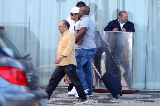 Neymar é cercado pro fãs na porta do hotel, no Rio (Foto: Gil Rodrigues / Foto Rio News)