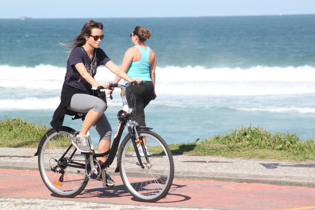 Juliana Didone andando de bicicleta na orla da Barra (Foto: Fabio Martins / AgNews)