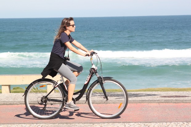 Juliana Didone andando de bicicleta na orla da Barra (Foto: Fabio Martins / AgNews)