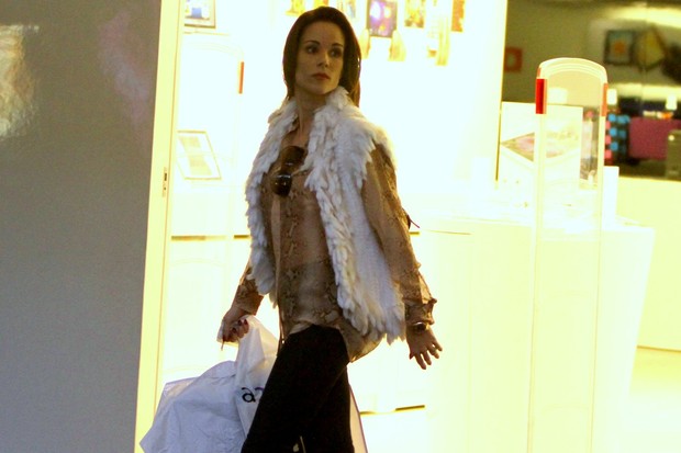 Ana Furtado em shopping no Rio (Foto: Marcello Sá Barretto/ Foto Rio News)