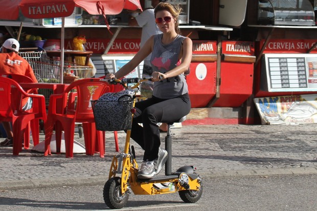 Ellen Jabour passeia com bicicleta elétrica na orla da Barra (Foto: Dilson Silva / AgNews)