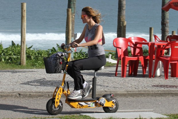 Ellen Jabour passeia com bicicleta elétrica na orla da Barra (Foto: Dilson Silva / AgNews)