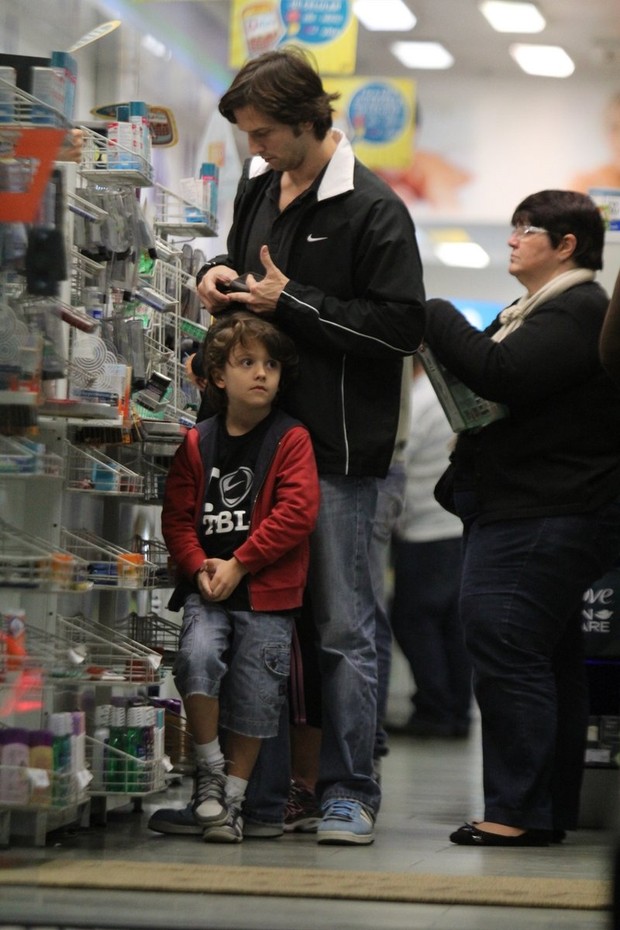 Vladimir Brichta na farmácia com o filho (Foto: Rodrigo dos Anjos / AgNews)