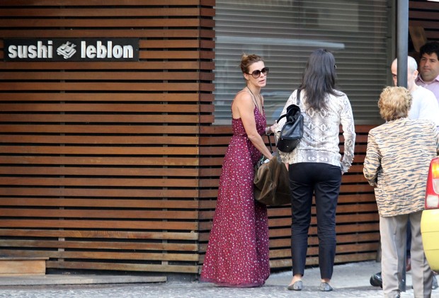 Carolina Dieckmann almoça com amigos em restaurante do Leblon (Foto: Wallace Barbosa / AgNews)