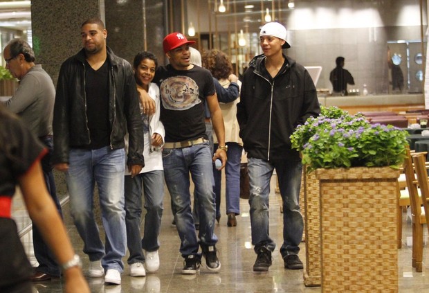 Adriano vai a shopping com amigos na Barra da Tijuca - RJ (Foto: Jeferson Ribeiro/AgNews)
