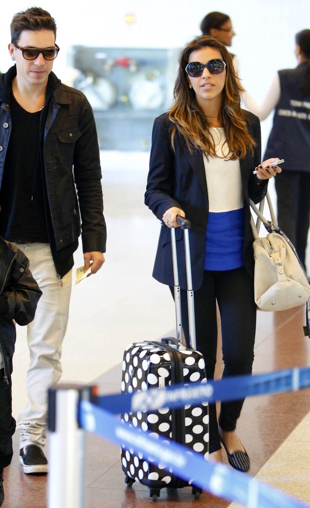 Mariana rios e Di Ferrero  embarcam juntos em aeroporto (Foto: Leotty Junior / AgNews)
