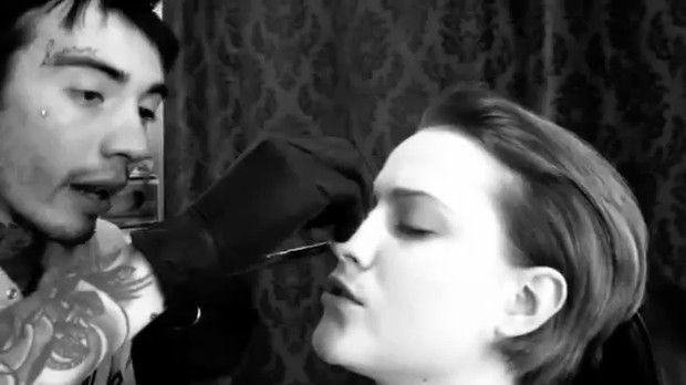 Evan Rachel Wood coloca piercing no nariz (Foto: Reprodução)
